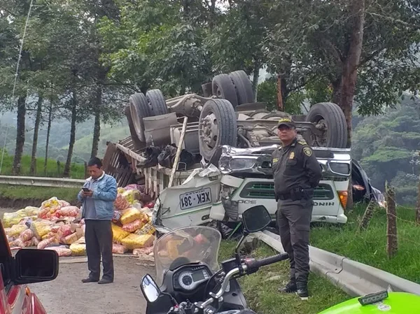 Otra tragedia en la vía San Francisco- Mocoa, tractocamión se volcó y habría un fallecido