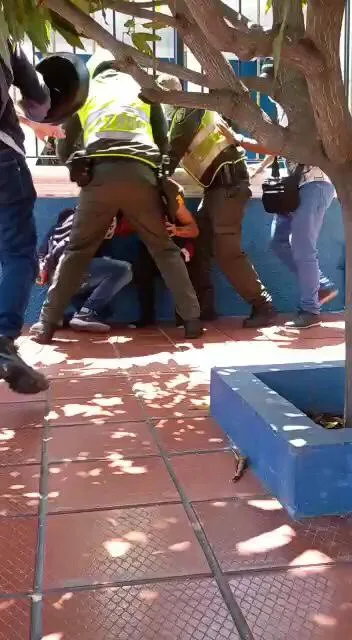 robando en Barranquilla y les quemaron la moto