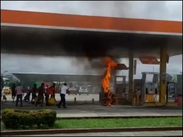 Se les incendió una moto en plena estación de gasolina y casi hay una tragedia, en Buenaventura