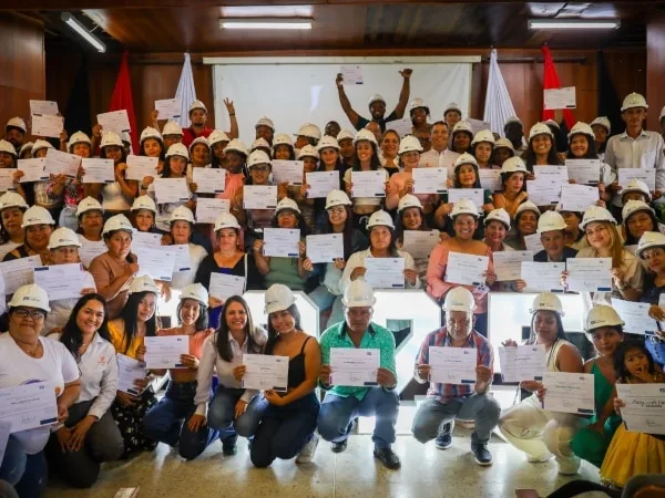 Mujeres Todoterreno : 210 mujeres vallecaucanas se gradúaron y abren camino en el sector de la infraestructura