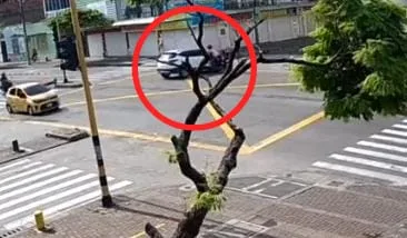 Por un giro prohibido, motociclista chocó contra un carro en la calle 30 con transversal 25 en Cali