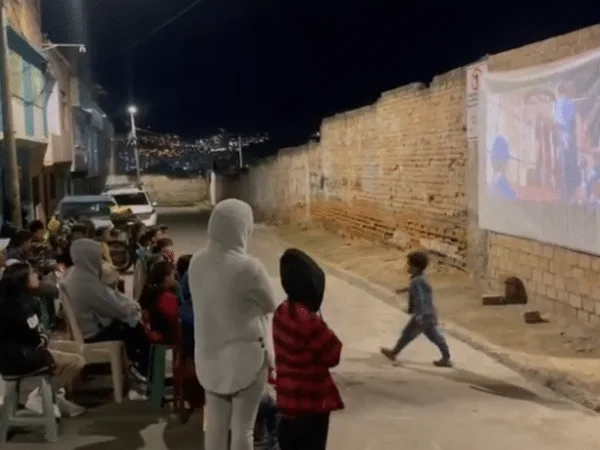 Cine gratis en las calles de Pasto. Foto: Policía de Pasto.
