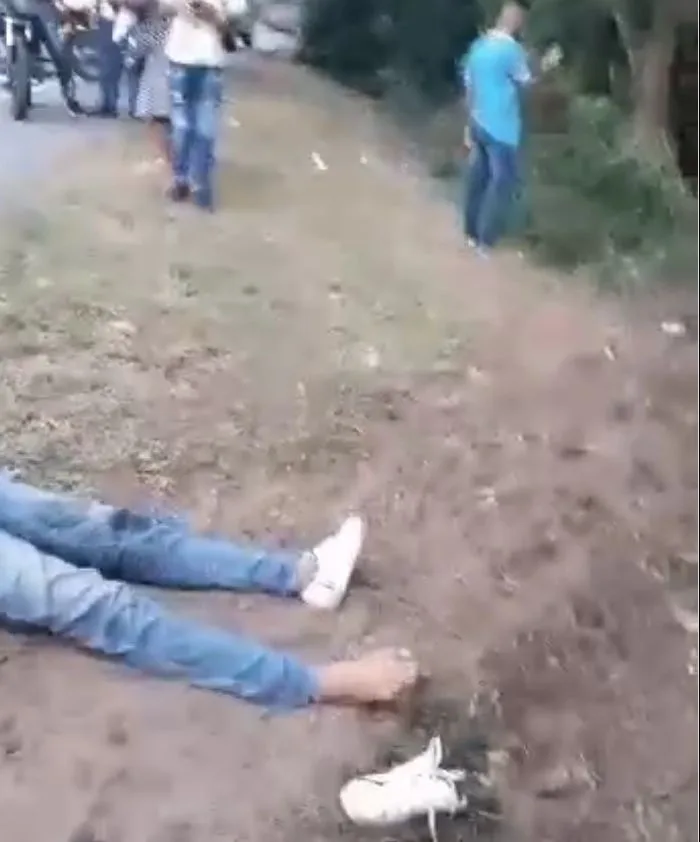 Choque entre buseta y tracto camión deja varios fallecidos en la vía La Guajira - Magdalena. Foto: captura vídeo ciudadano en redes sociales.