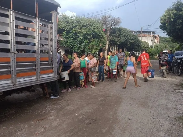“Gracias Dios, por enviar este ángel, muchos de nosotros no teníamos ni para el desayuno”, expresó la comunidad, mientras recibían la leche que suministraba el ganadero