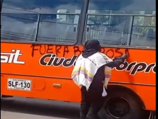 Policía dice que con 3 buses y una mezcladora de cemento bloquearon el paso en Torobajo