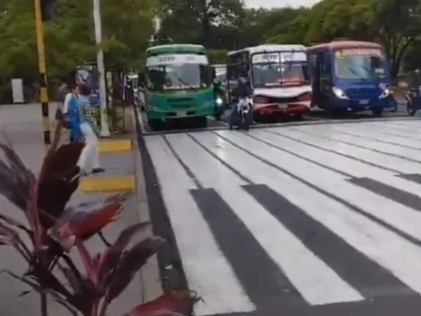 Conductores del antiguo sistema de transporte colectivo protestan frente al CAM en Cali.