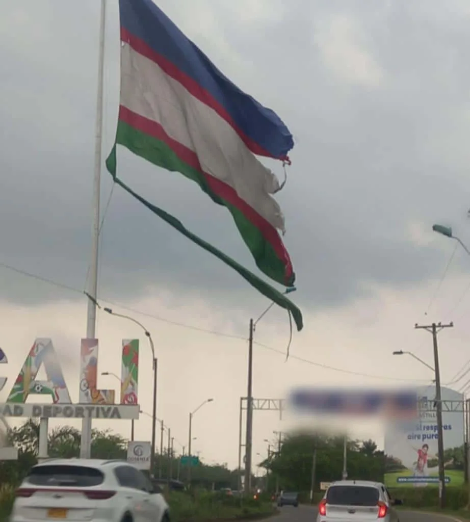 "Necesita cambio", en la vía a Jamundí la bandera de Cali dañada