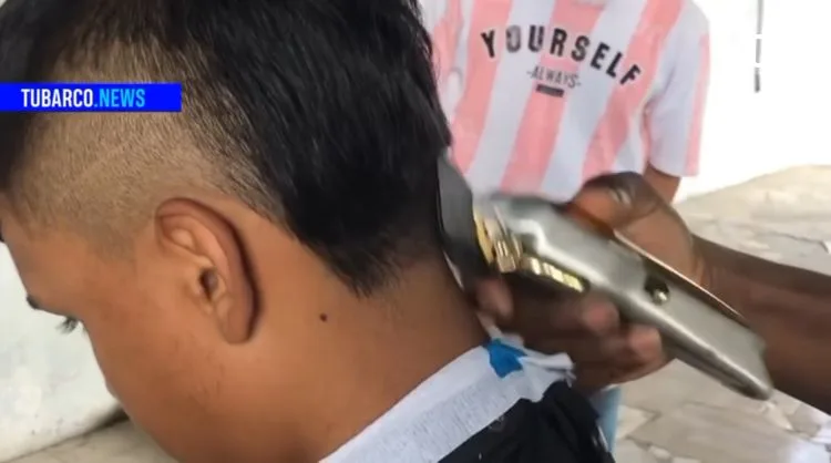 La 'Barber Shop' debajo de un puente en Cali, antes era foco de inseguridad y malos olores