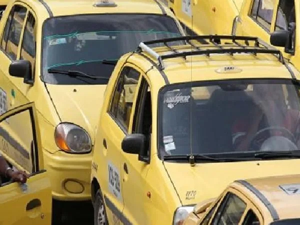 Taxi modificado para que abra sus puertas como un Rolls Royce.