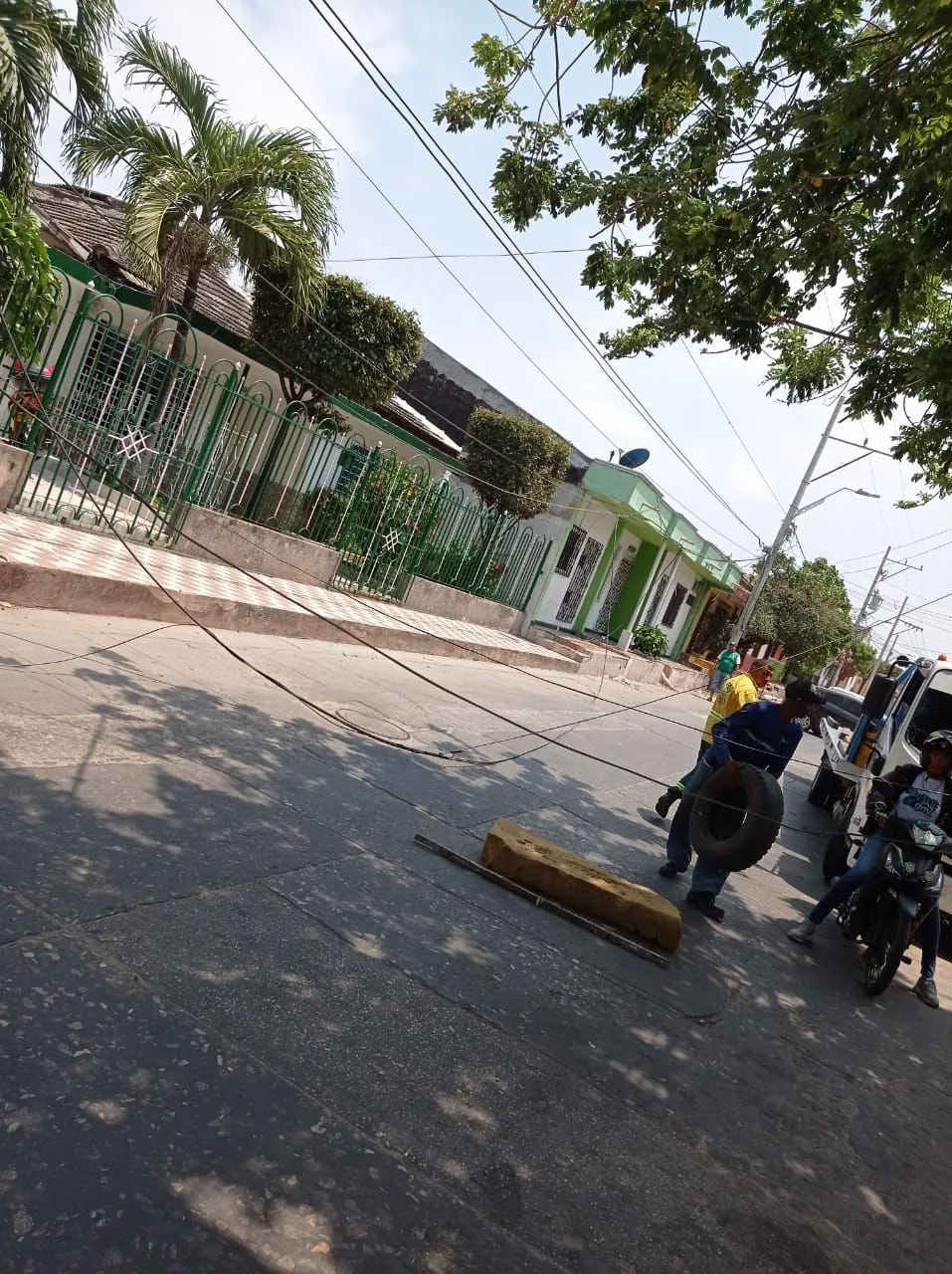 Dos primos se salvaron de morir, una cuerda cayó de un poste y por poco pierden las cabezas en Barranquilla