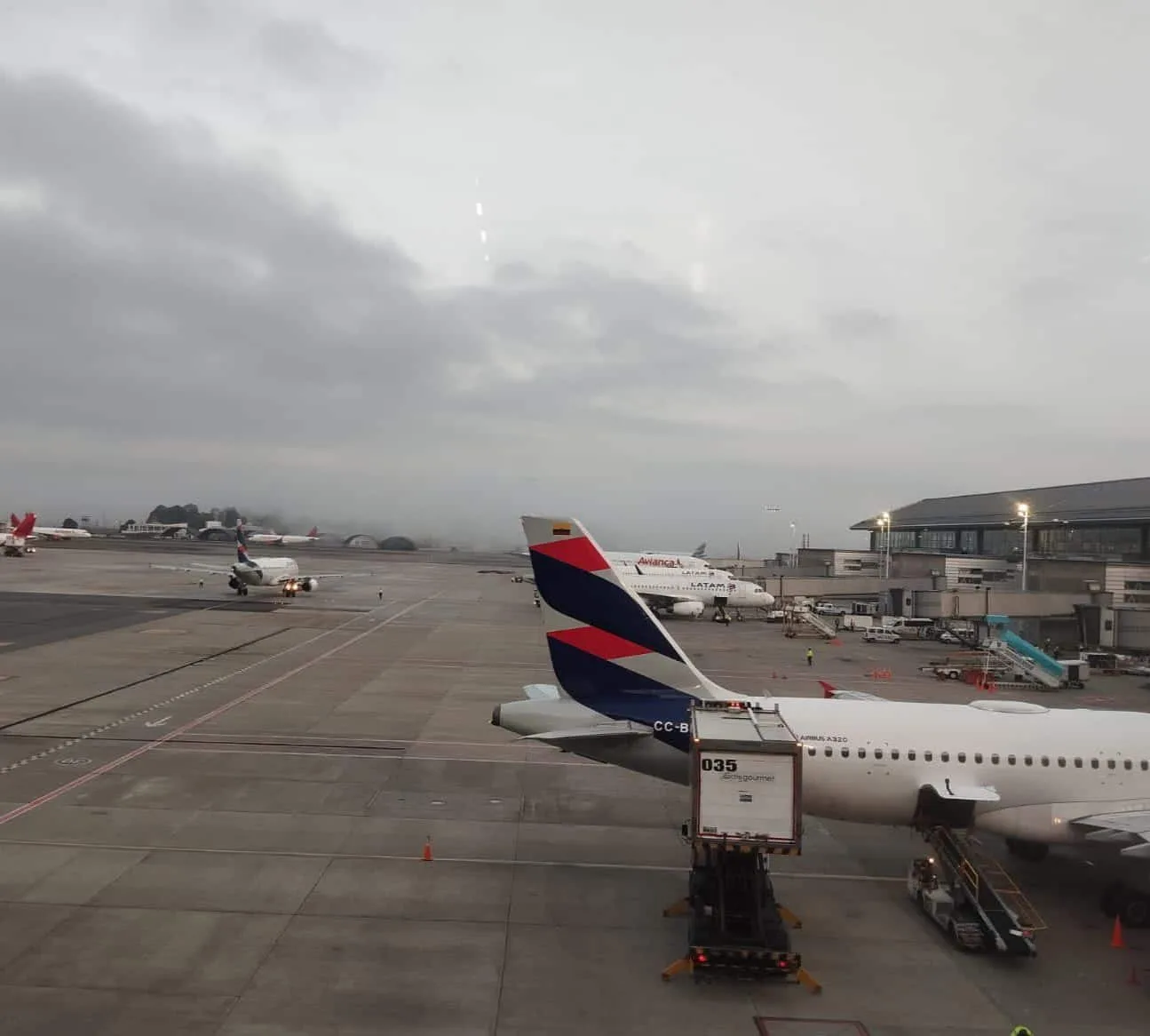 Si viaja en avión, atentos a los retrasos y cambios de vuelos que está generando el clima en Colombia
