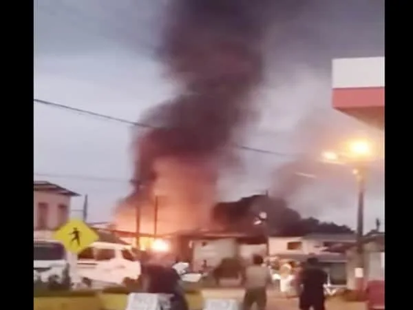 Las tres casas terminaron convertidas en cenizas, ahora piden el apoyo de la comunidad para ayudar a las familias vulnerables de Tumaco.