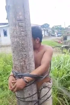 Un ladrón terminó golpeado y amarrado a un poste de energía, suplicaba por su vida