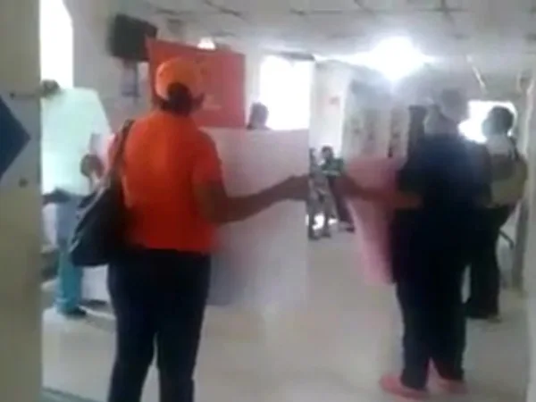 Empleados del hospital de San Zenón protestaron porque no les pagan hace cuatro meses