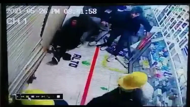 policía en Pasto se metió a una droguería y golpeó a manifestantes