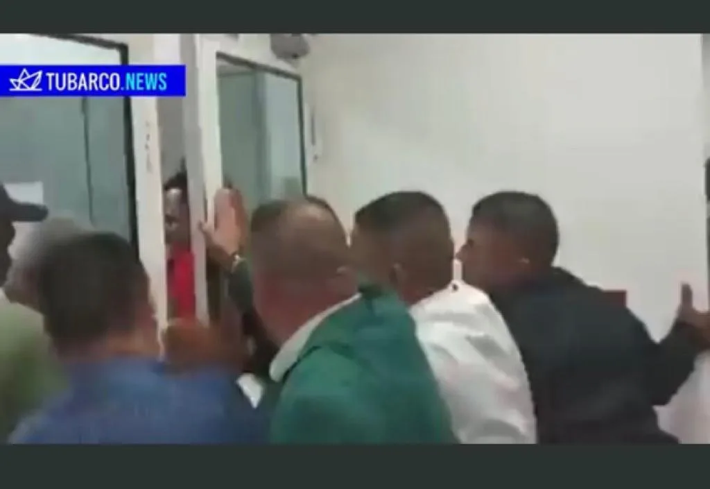 Forcejeo en la puerta, mientras se hacía reunión de empalme en EMCALI con el equipo de Alejandro Eder