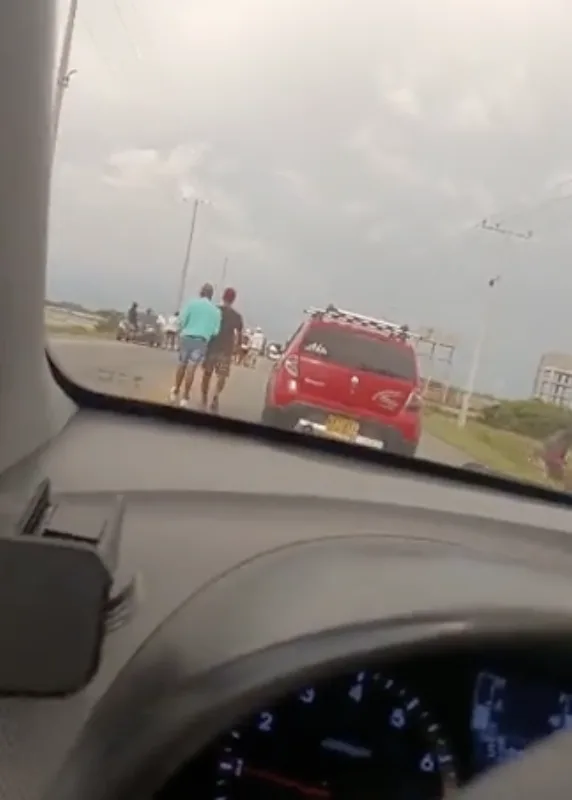 En Tasajera, sujetos con palos y piedras amenazan y exigen dinero a conductores