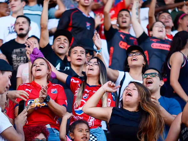 Público en el estadio de Medellín