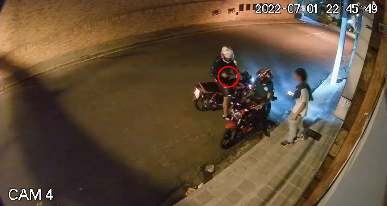 una moto en