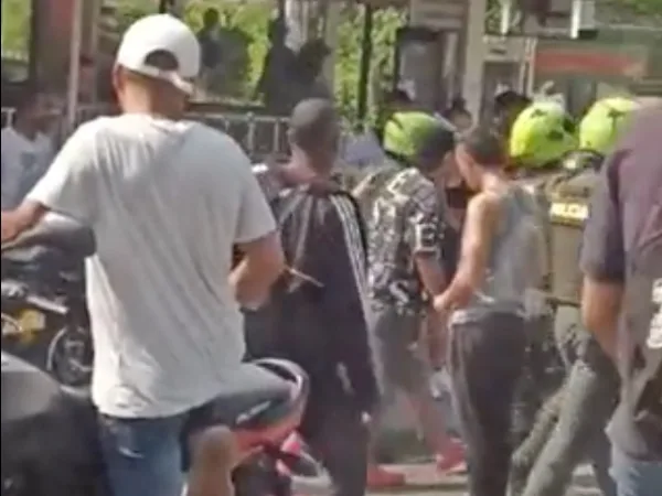 Tropel de 'motorratones' en Alto Nápoles: hubo gritos, golpes "por pasajeros" y "porque llegó la Policía"