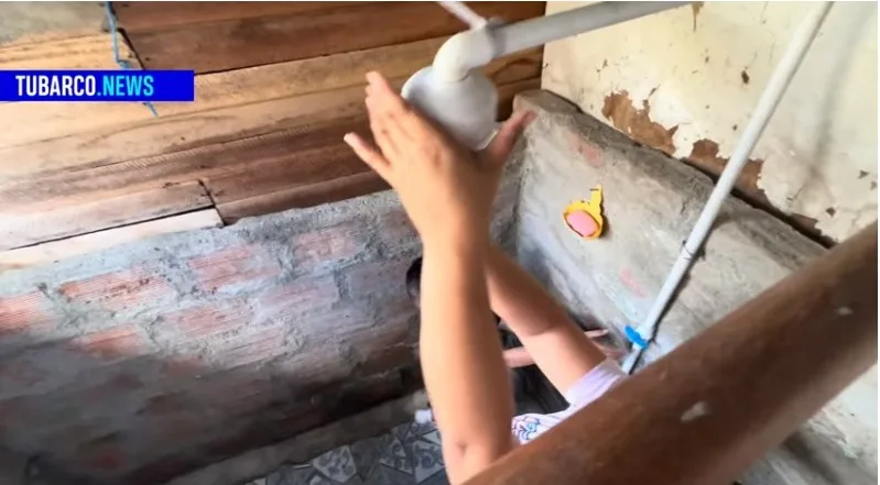 'El peque' más feliz, su madre le inventó una ducha con un bombillo, en Loboguerrero