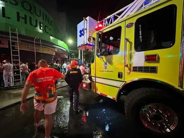 Más de 20 locales comerciales resultaron afectados por incendio en El Hueco, en el centro de Medellín.