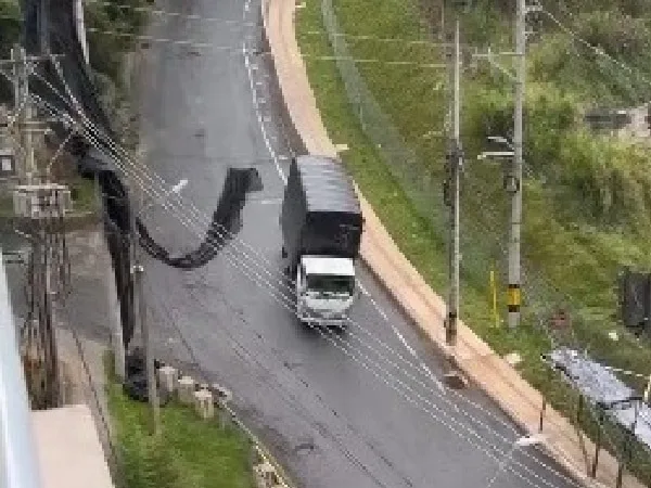 Camión volcado en Sabaneta (Antioquia).