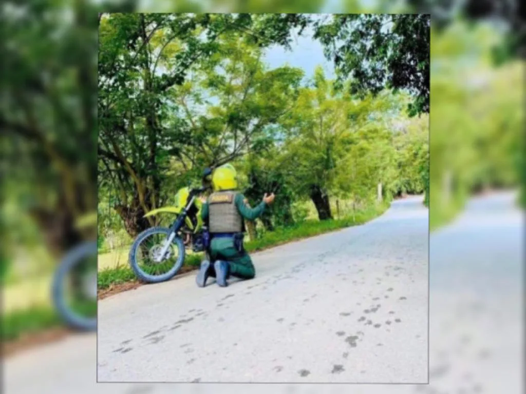 policía arrodillado orando