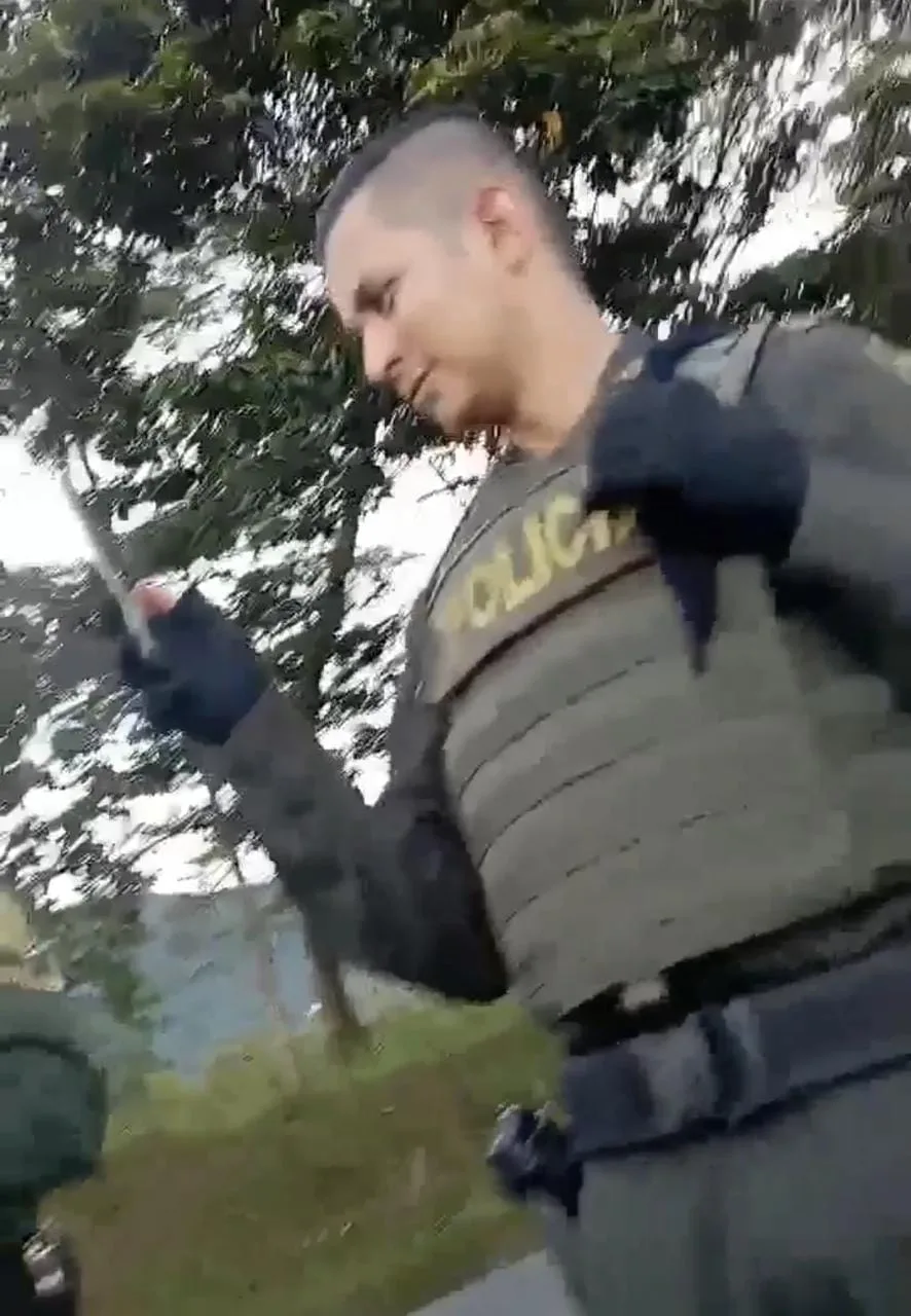 policía en