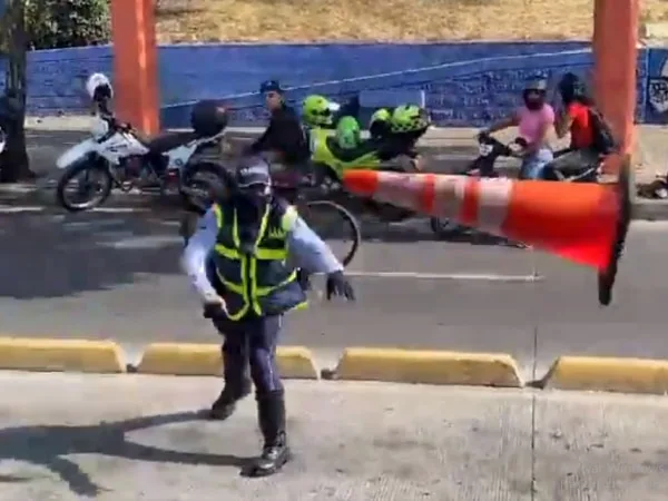 Ciudadanos exigen sanción ejemplar para agente de tránsito que lanzó un cono a motociclista