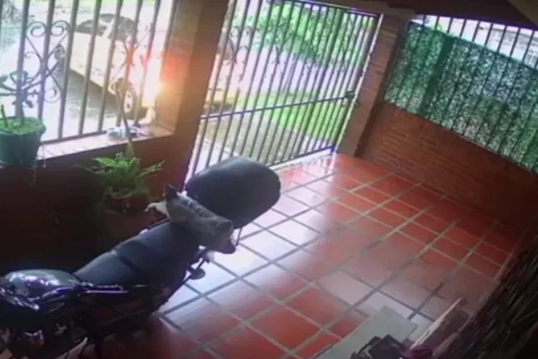 taxi dañó una reja en Cali