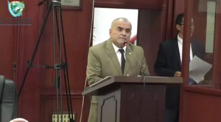 Hijo de Vicente Fernández estuvo en Cali escribiendo nuevo libro y salió hasta condecorado por la Asamblea del Valle