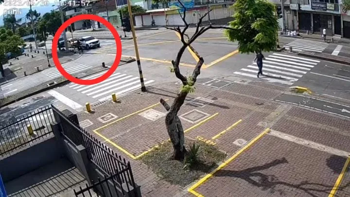 Por un giro prohibido, motociclista chocó contra un carro en la calle 30 con transversal 25 en Cali