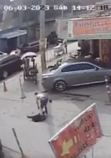 Preocupación en el barrio Obrero, personas salen de una alcantarilla con herramientas, "no son indigentes