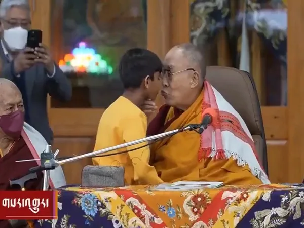 Polémica mundial: captan a Dalai Lama besando a un niño en la boca en pleno acto litúrgico