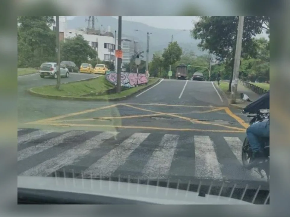 Al igual que en la vía Cali - Jamundí, en la Av. 4N con calle 34 demarcaron la carretera pero pintaron hasta los huecos