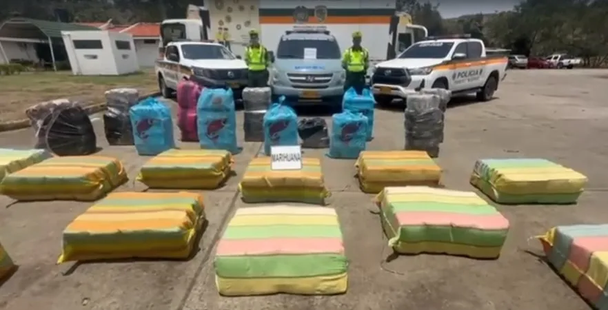En vías del Valle hallaron vehículo robado del Inpec con marihuana.