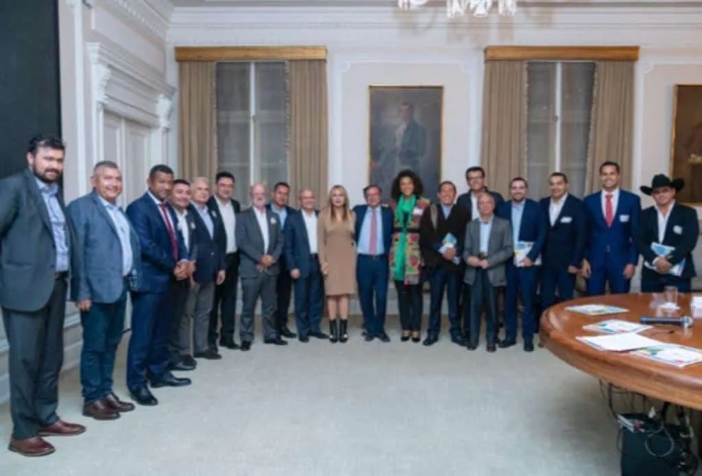 "Reunión con 14 gobernadores elegidos con las fuerzas que apoyaron mi primera vuelta presidencial"