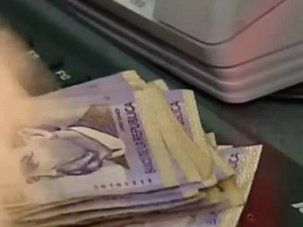 ¿Sería viable un sueldo mínimo de dos millones, pero sin prima y pagando la salud?, en Colombia