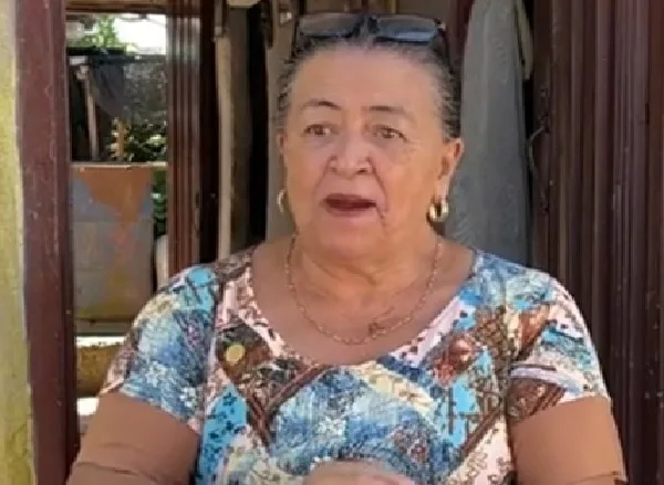 Mujer ha comprado dos casas a punta de chismes.