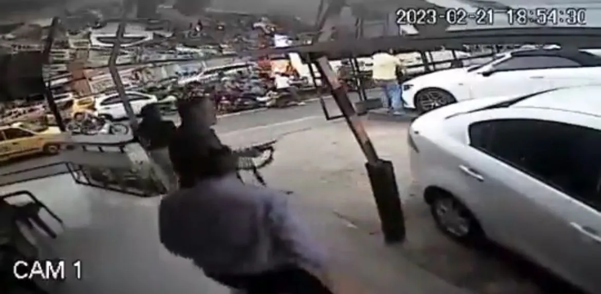 En la calle 5 en Cali: entraron tres ladrones a la compra venta, apuntando con armas, tenían gorras y tapabocas