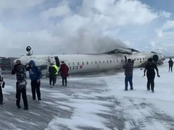 Avión de Delta Airlines se accidentó en aeropuerto de Toronto, Canadá.