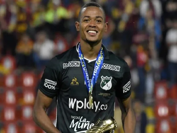 Harold Preciado, jugador colombiano recibiendo un premio por haber salido campeón.