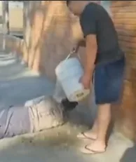 Grabó la "humillación": lanzó balde de agua helada a habitante de calle, en Paraguay