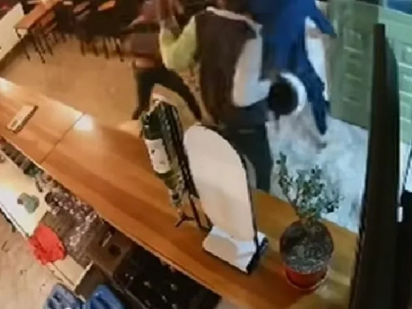 Empleada sacó a silletazos a ladrones.