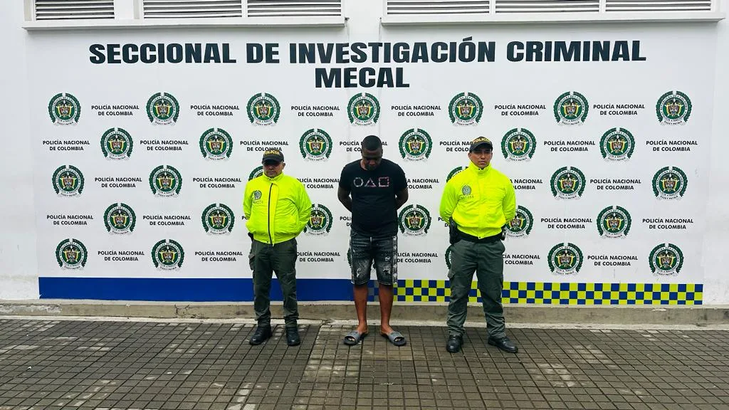 El sujeto capturado según la policía, es conocido con el alias de 'Tuma'. Foto: @policiacali