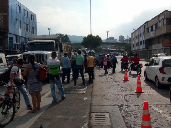 Una volqueta lo arrolló cuando cruzaba por la Carrera 10 en el centro de Cali