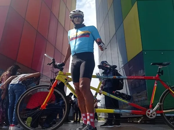 Ejemplo de superación: tras quedarse invidente Juan decidió recorrer Colombia en bicicleta