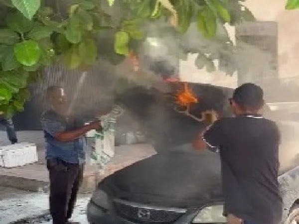 Con bebida gaseosa apagan incendio de un carro en El Banco, Magdalena.