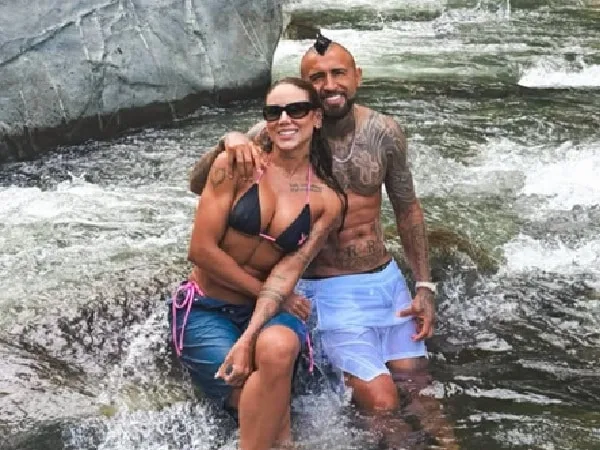 Arturo Vidal y su novia Sonia Isaza.